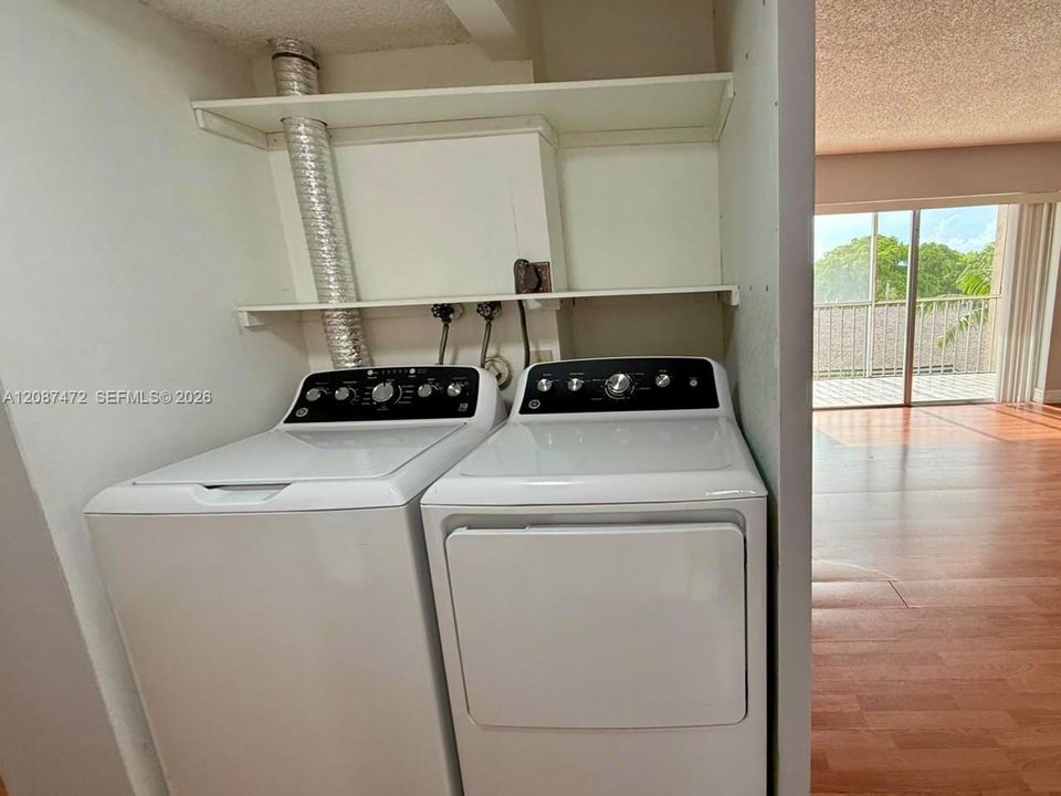 For Rent: $2,350 (2 beds, 2 baths, 1038 Square Feet)