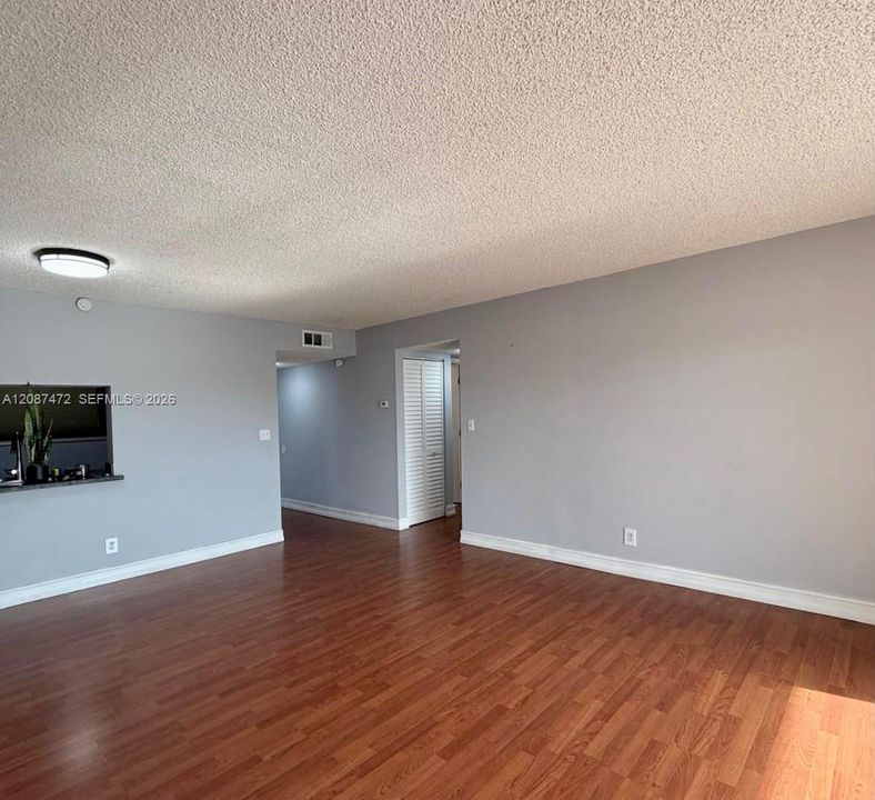 For Rent: $2,350 (2 beds, 2 baths, 1038 Square Feet)