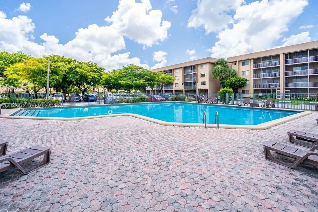 For Rent: $2,350 (2 beds, 2 baths, 1038 Square Feet)