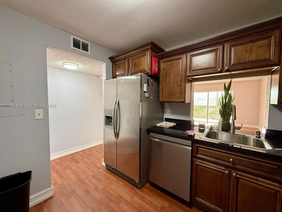 For Rent: $2,350 (2 beds, 2 baths, 1038 Square Feet)