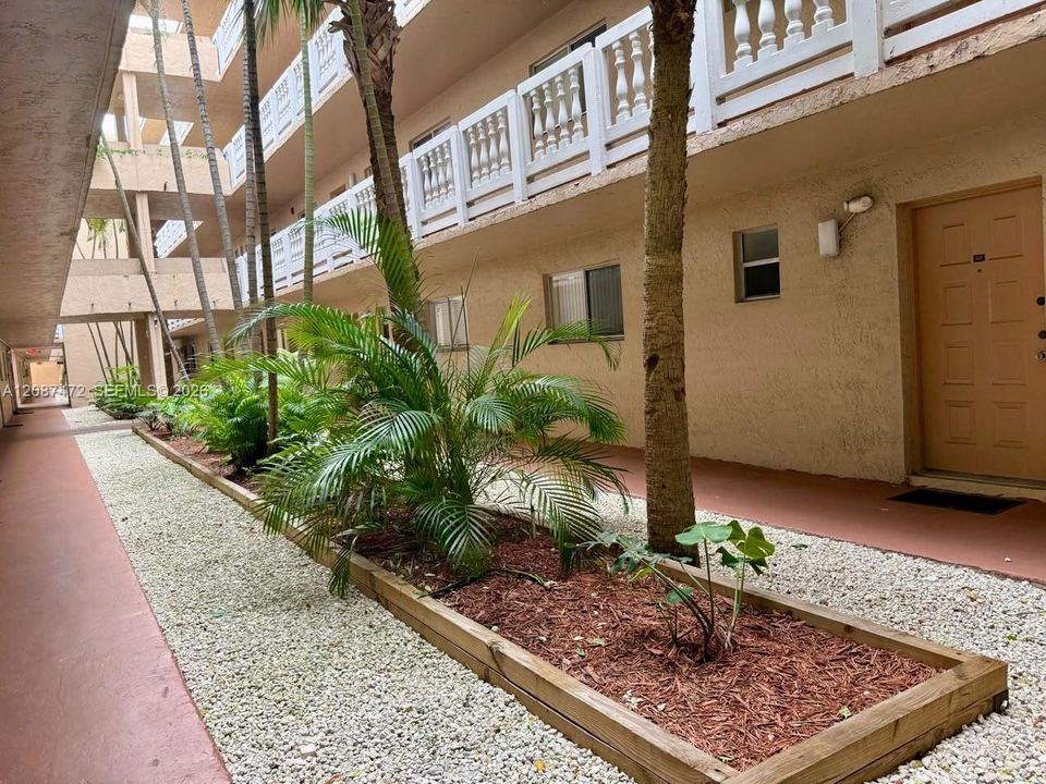 For Rent: $2,350 (2 beds, 2 baths, 1038 Square Feet)
