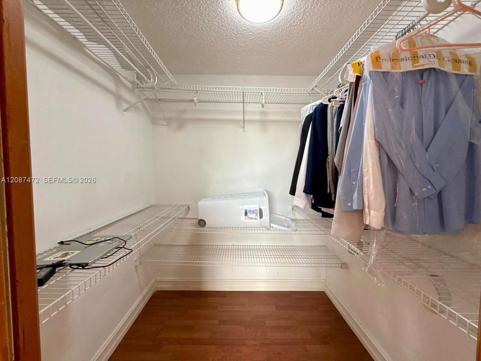 For Rent: $2,350 (2 beds, 2 baths, 1038 Square Feet)