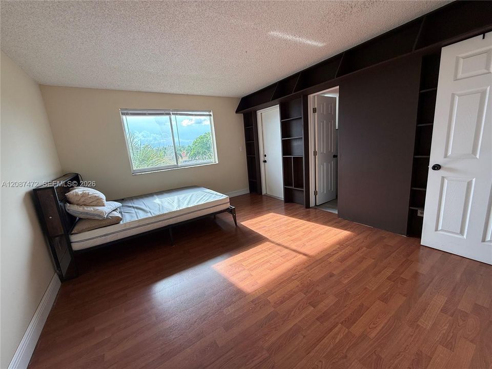 For Rent: $2,350 (2 beds, 2 baths, 1038 Square Feet)