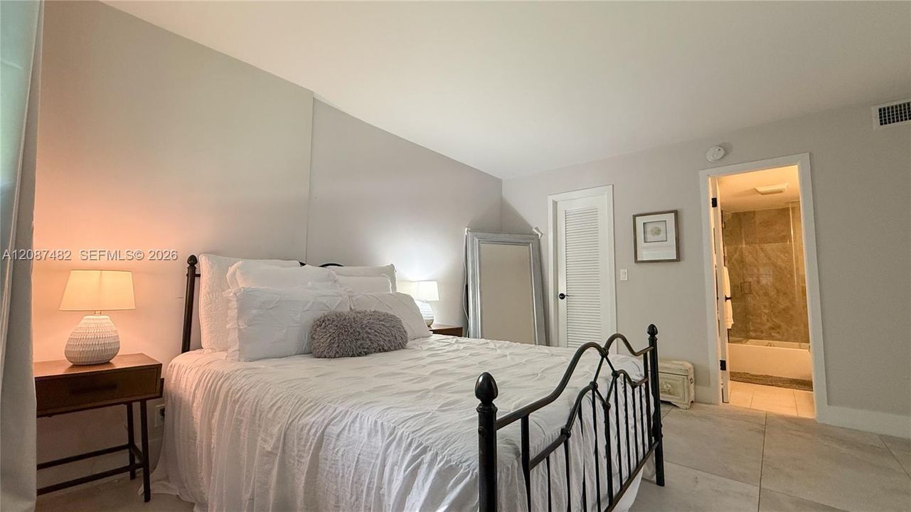 For Sale: $275,000 (2 beds, 2 baths, 970 Square Feet)