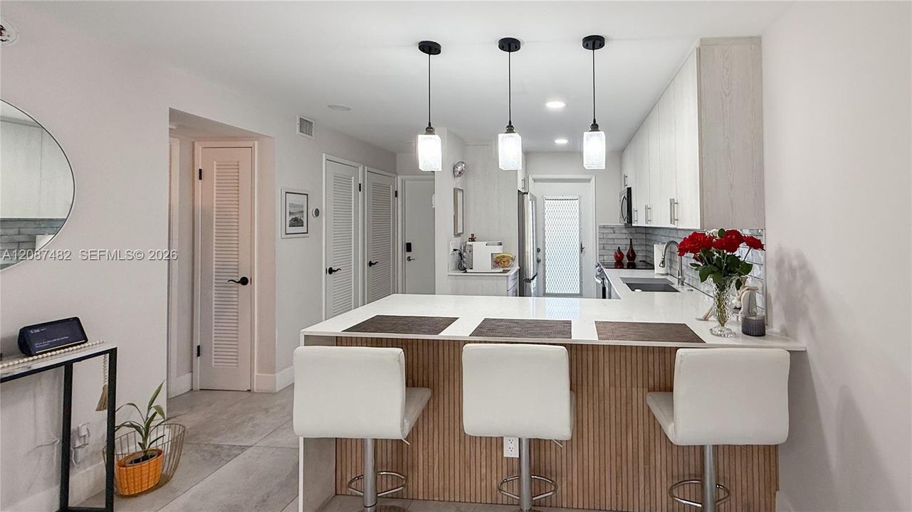 For Sale: $275,000 (2 beds, 2 baths, 970 Square Feet)