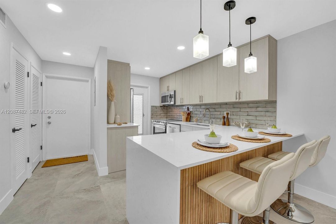 For Sale: $275,000 (2 beds, 2 baths, 970 Square Feet)