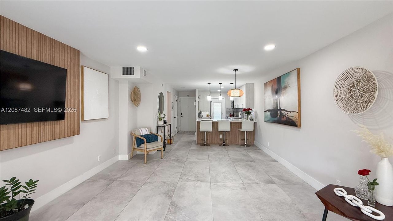 For Sale: $275,000 (2 beds, 2 baths, 970 Square Feet)
