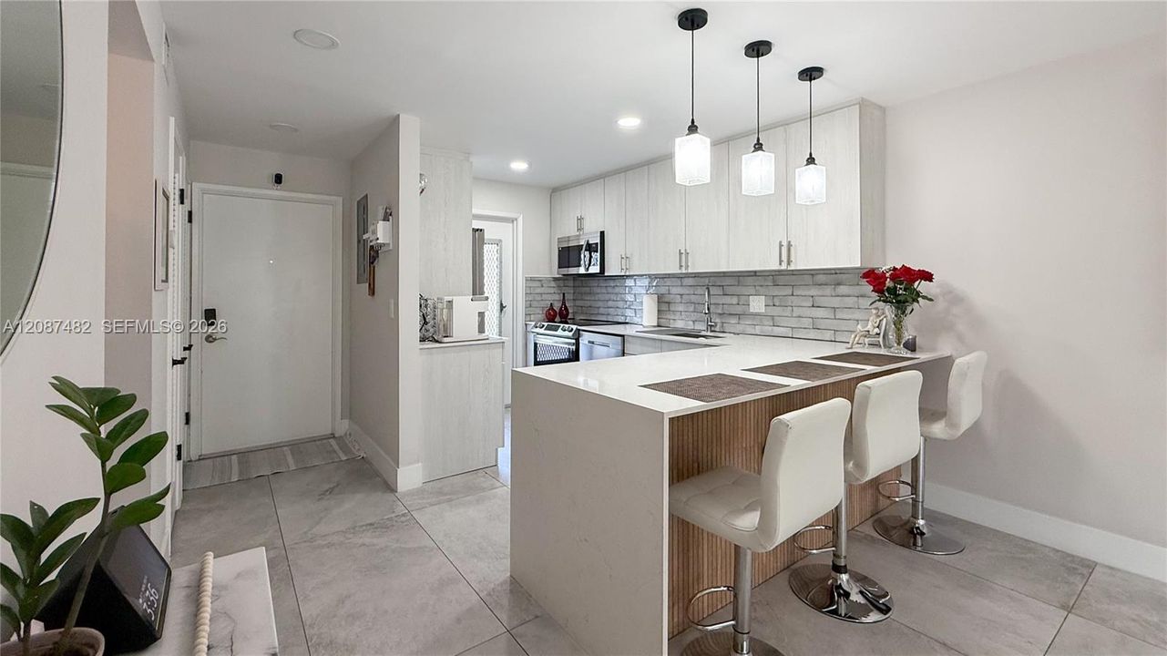 For Sale: $275,000 (2 beds, 2 baths, 970 Square Feet)