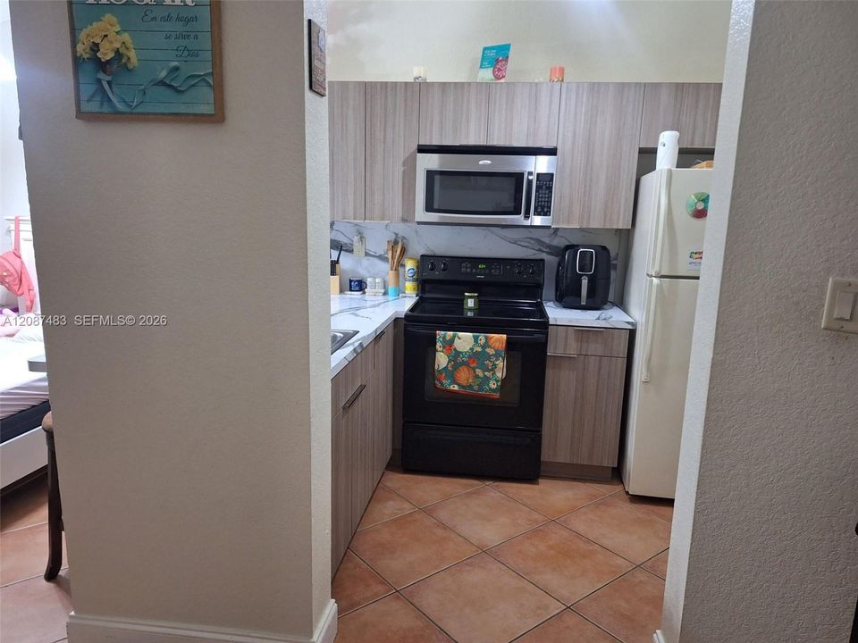 For Sale: $215,000 (1 beds, 1 baths, 862 Square Feet)