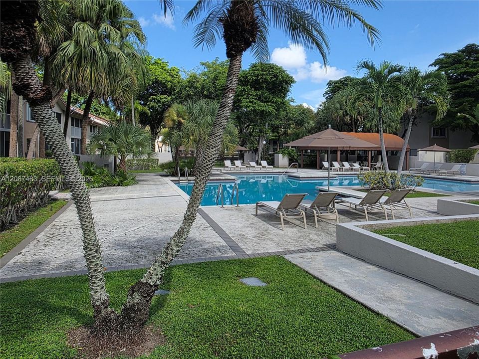 For Sale: $215,000 (1 beds, 1 baths, 862 Square Feet)