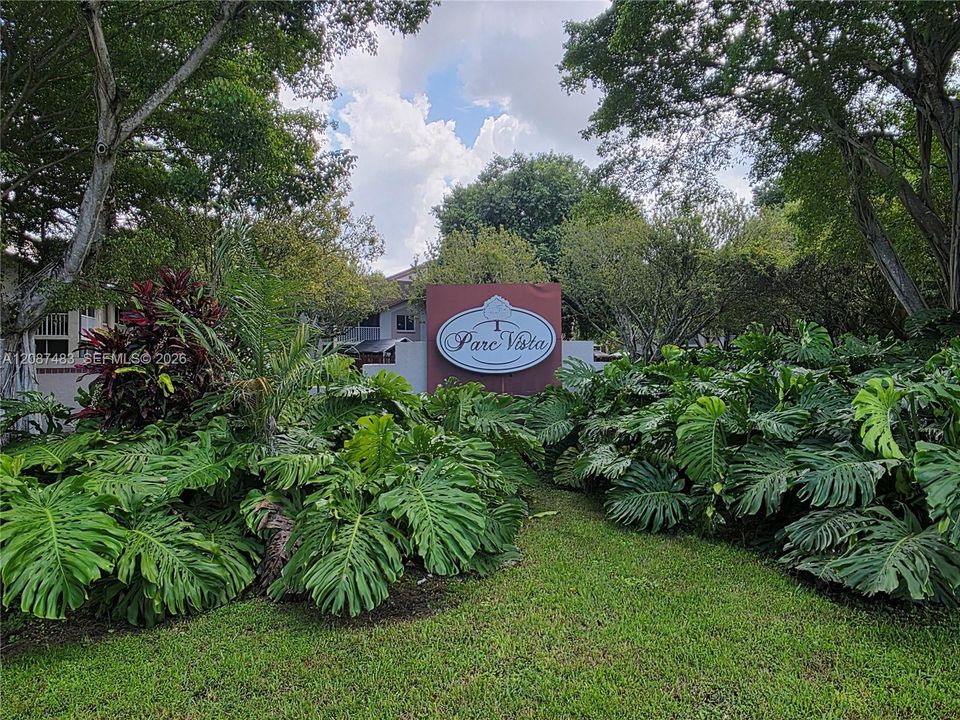 For Sale: $215,000 (1 beds, 1 baths, 862 Square Feet)