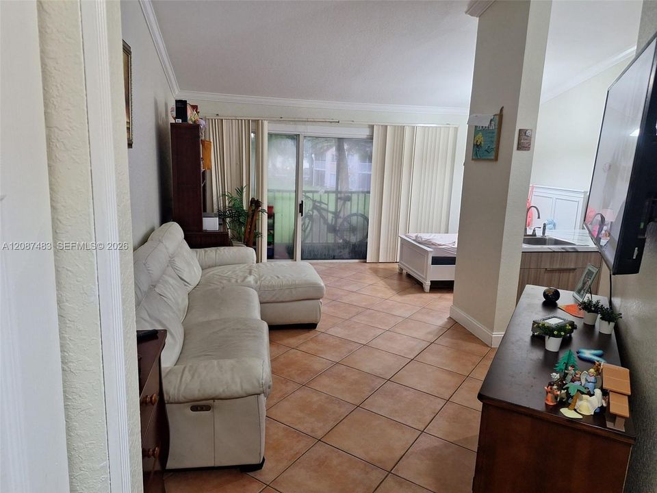 For Sale: $215,000 (1 beds, 1 baths, 862 Square Feet)