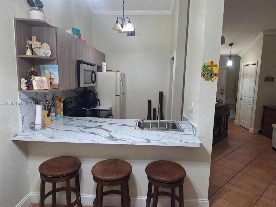 For Sale: $215,000 (1 beds, 1 baths, 862 Square Feet)