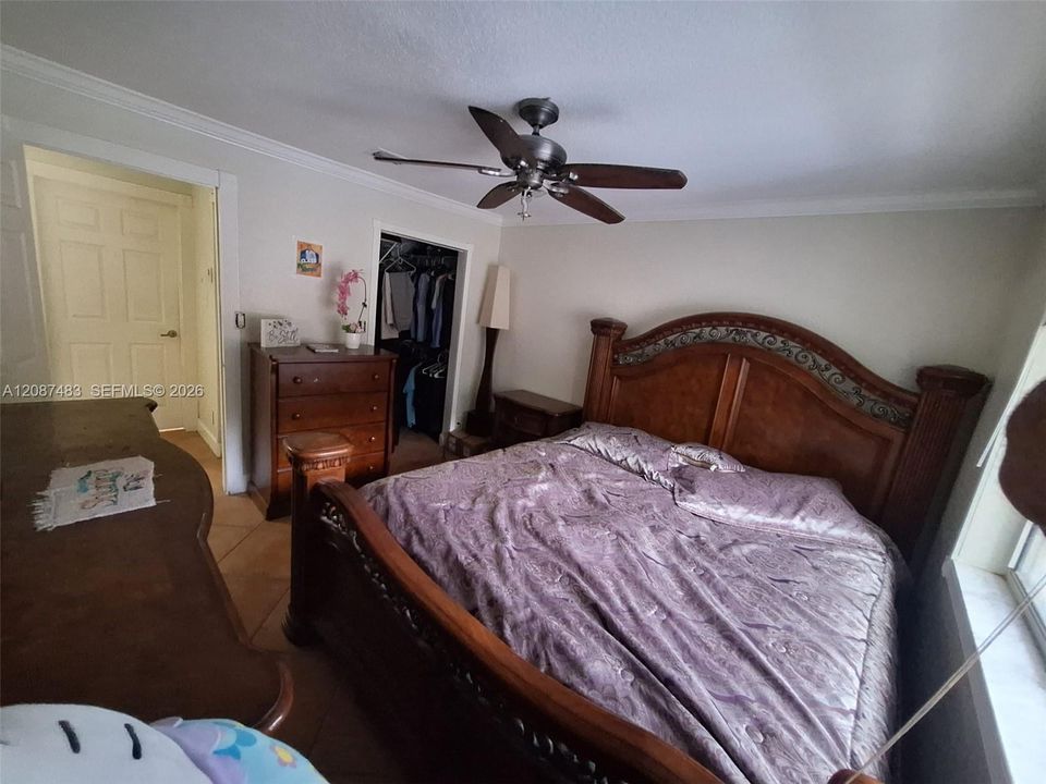 For Sale: $215,000 (1 beds, 1 baths, 862 Square Feet)