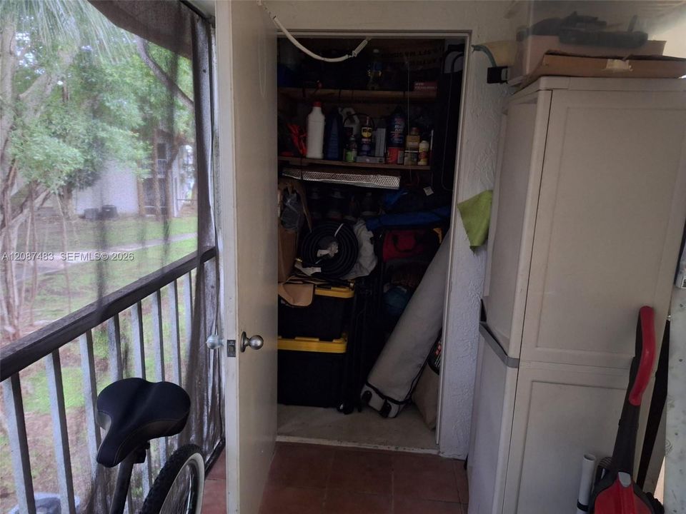 For Sale: $215,000 (1 beds, 1 baths, 862 Square Feet)