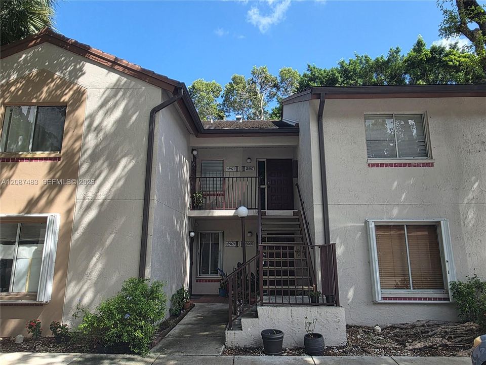 For Sale: $215,000 (1 beds, 1 baths, 862 Square Feet)