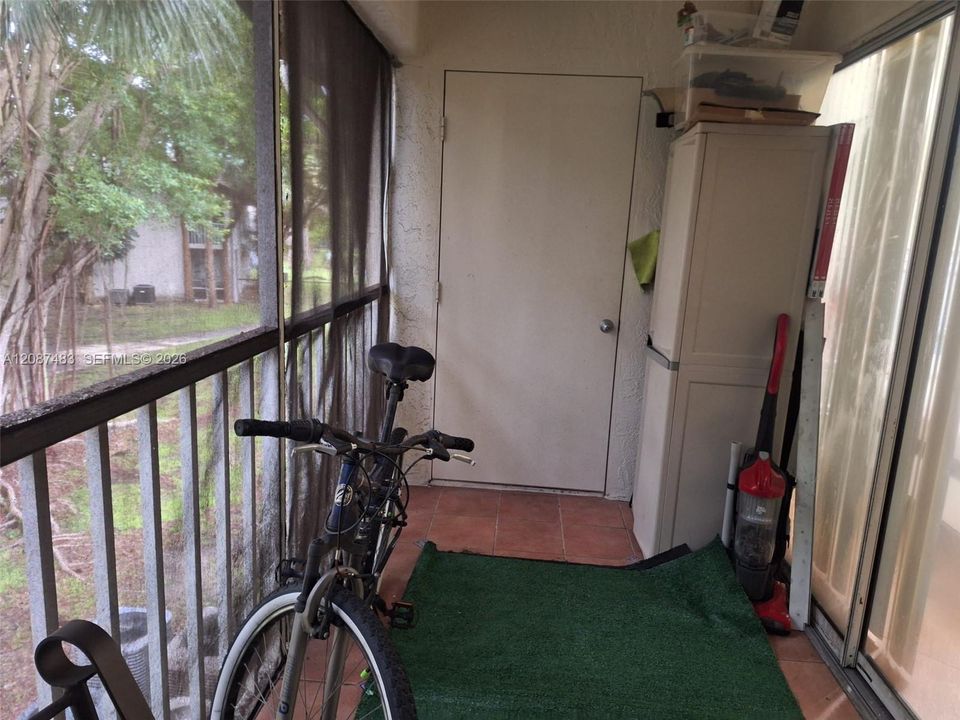 For Sale: $215,000 (1 beds, 1 baths, 862 Square Feet)