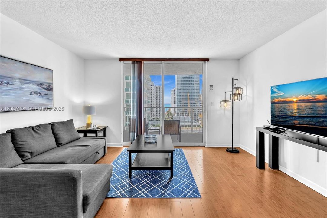 For Sale: $510,000 (1 beds, 1 baths, 825 Square Feet)