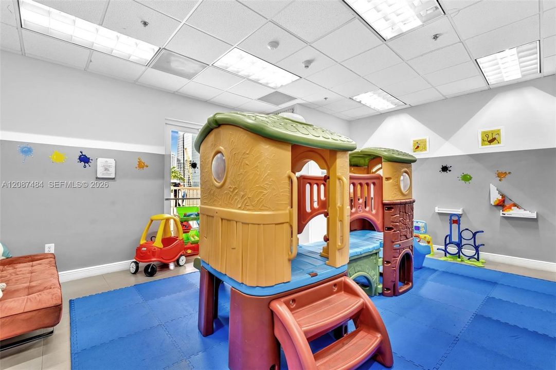 For Sale: $510,000 (1 beds, 1 baths, 825 Square Feet)