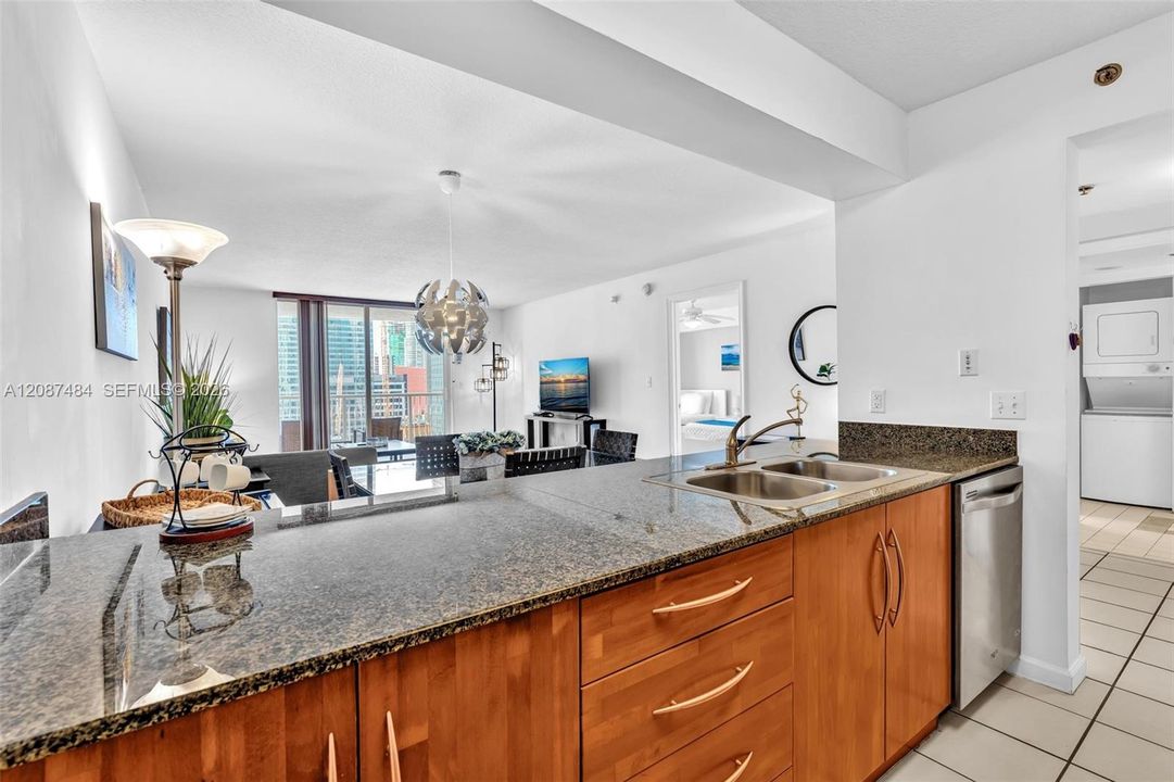 For Sale: $510,000 (1 beds, 1 baths, 825 Square Feet)