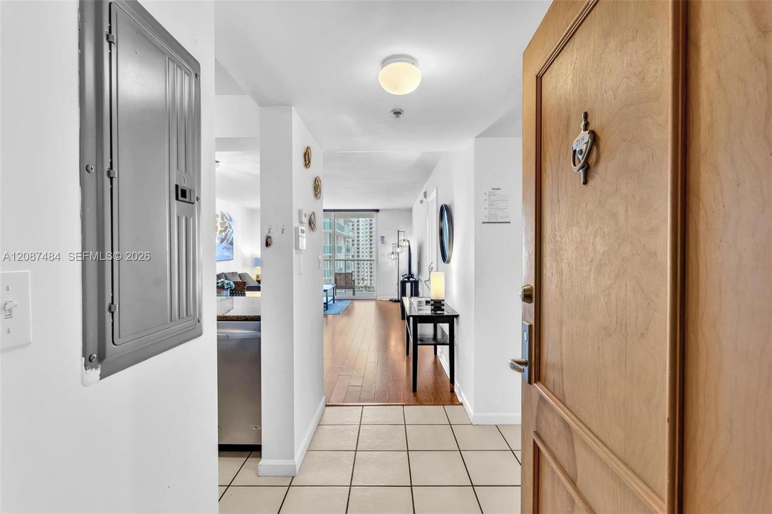 For Sale: $510,000 (1 beds, 1 baths, 825 Square Feet)