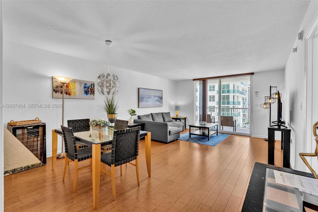 For Sale: $510,000 (1 beds, 1 baths, 825 Square Feet)