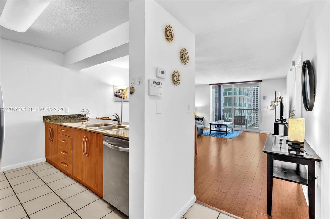 For Sale: $510,000 (1 beds, 1 baths, 825 Square Feet)