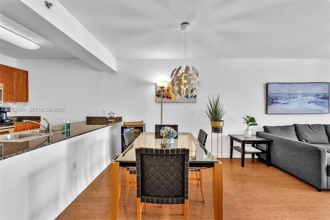For Sale: $510,000 (1 beds, 1 baths, 825 Square Feet)