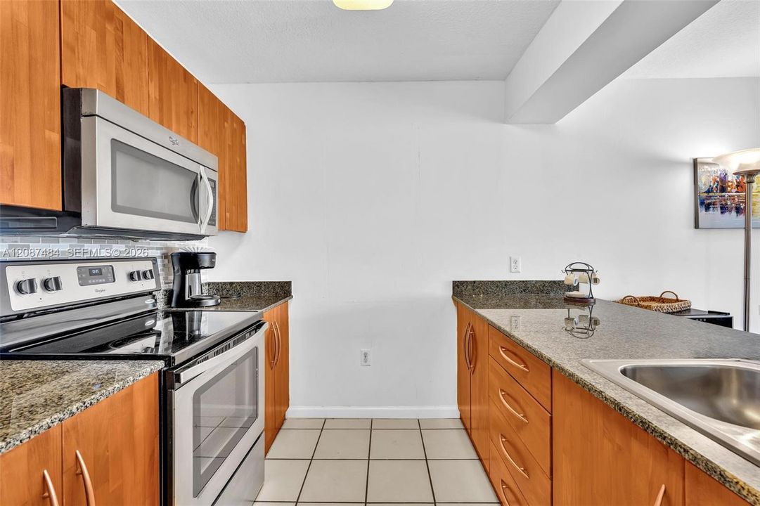 For Sale: $510,000 (1 beds, 1 baths, 825 Square Feet)