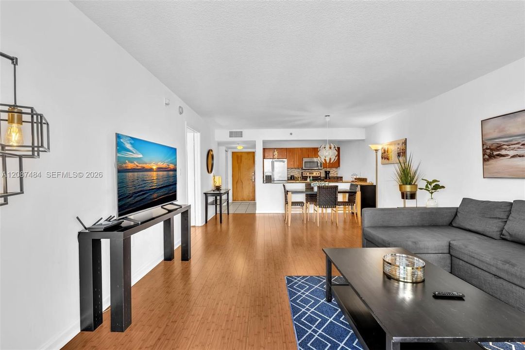 For Sale: $510,000 (1 beds, 1 baths, 825 Square Feet)