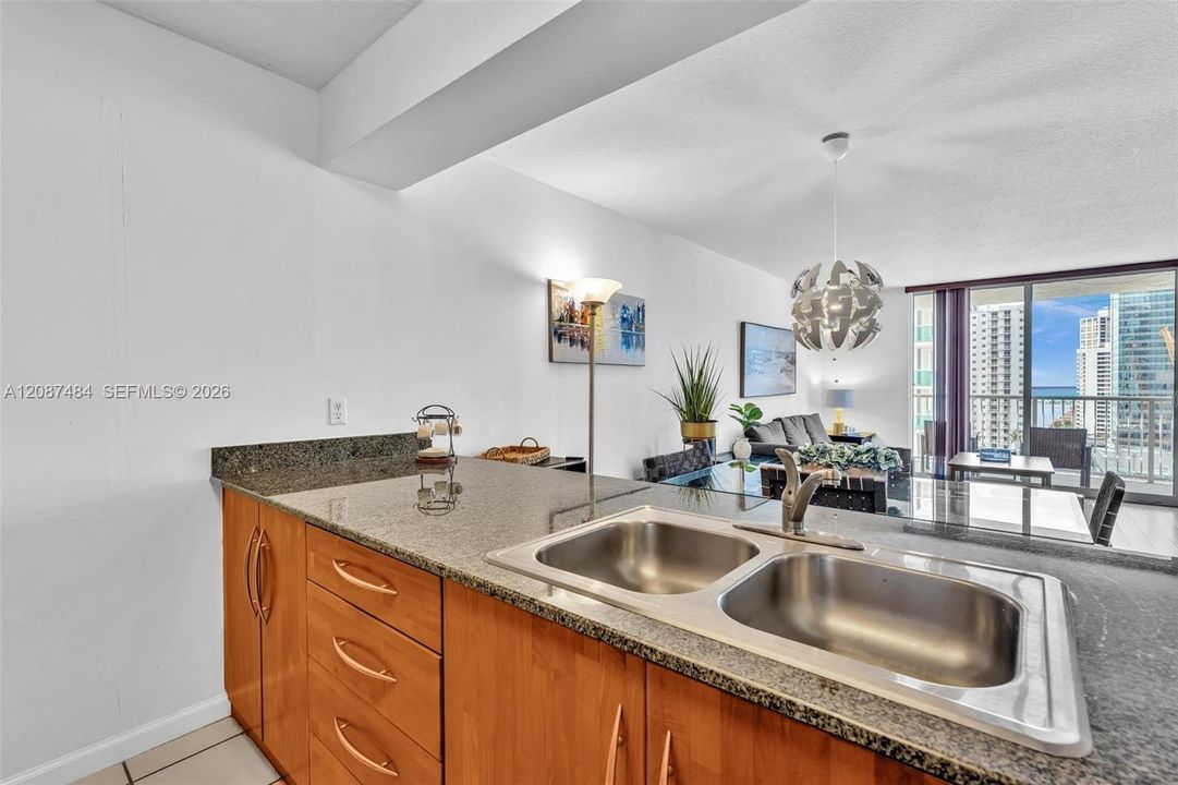 For Sale: $510,000 (1 beds, 1 baths, 825 Square Feet)