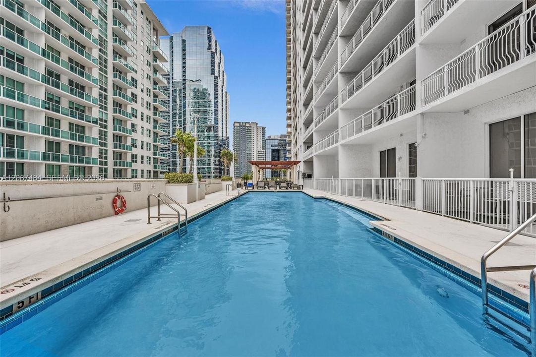 For Sale: $510,000 (1 beds, 1 baths, 825 Square Feet)