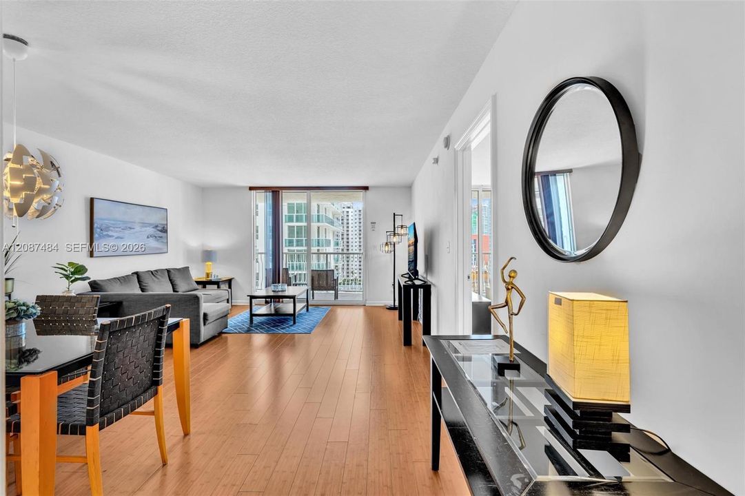 For Sale: $510,000 (1 beds, 1 baths, 825 Square Feet)