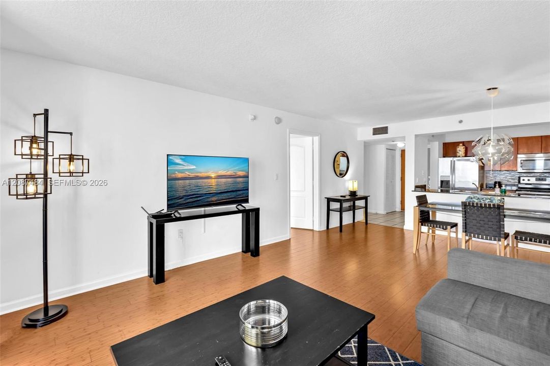 For Sale: $510,000 (1 beds, 1 baths, 825 Square Feet)