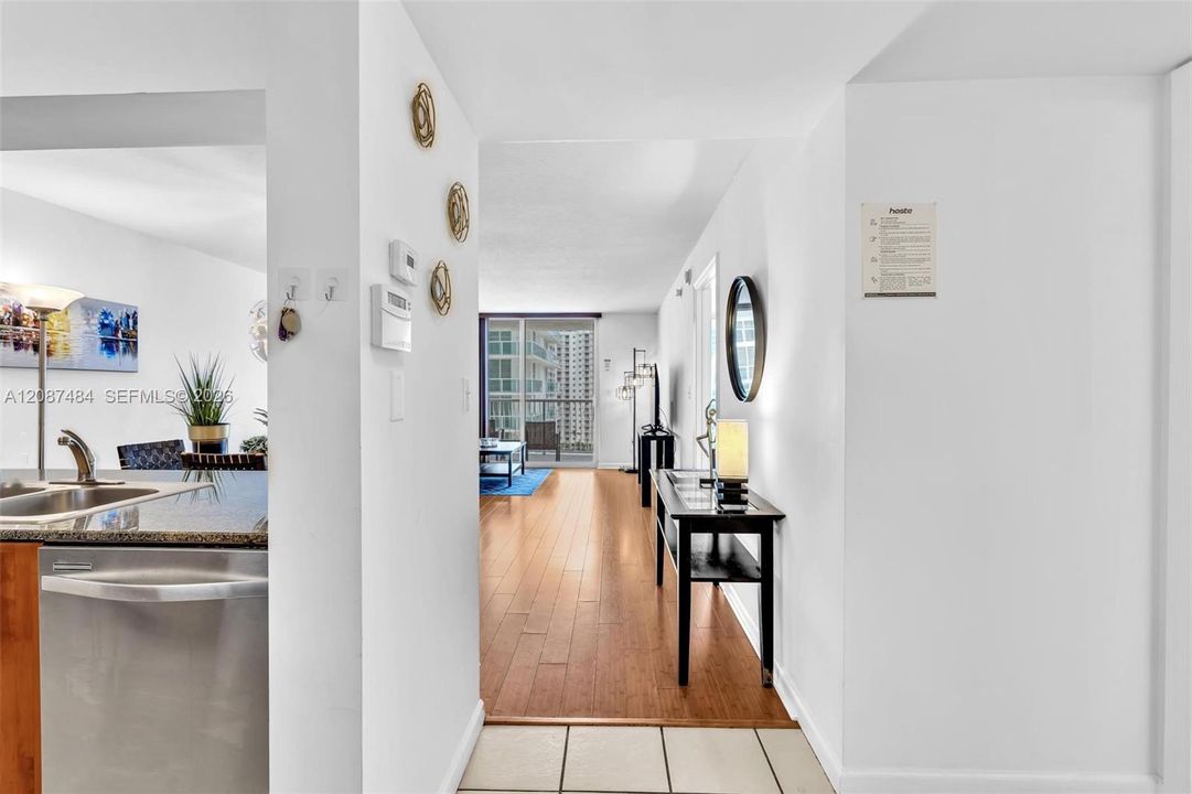 For Sale: $510,000 (1 beds, 1 baths, 825 Square Feet)