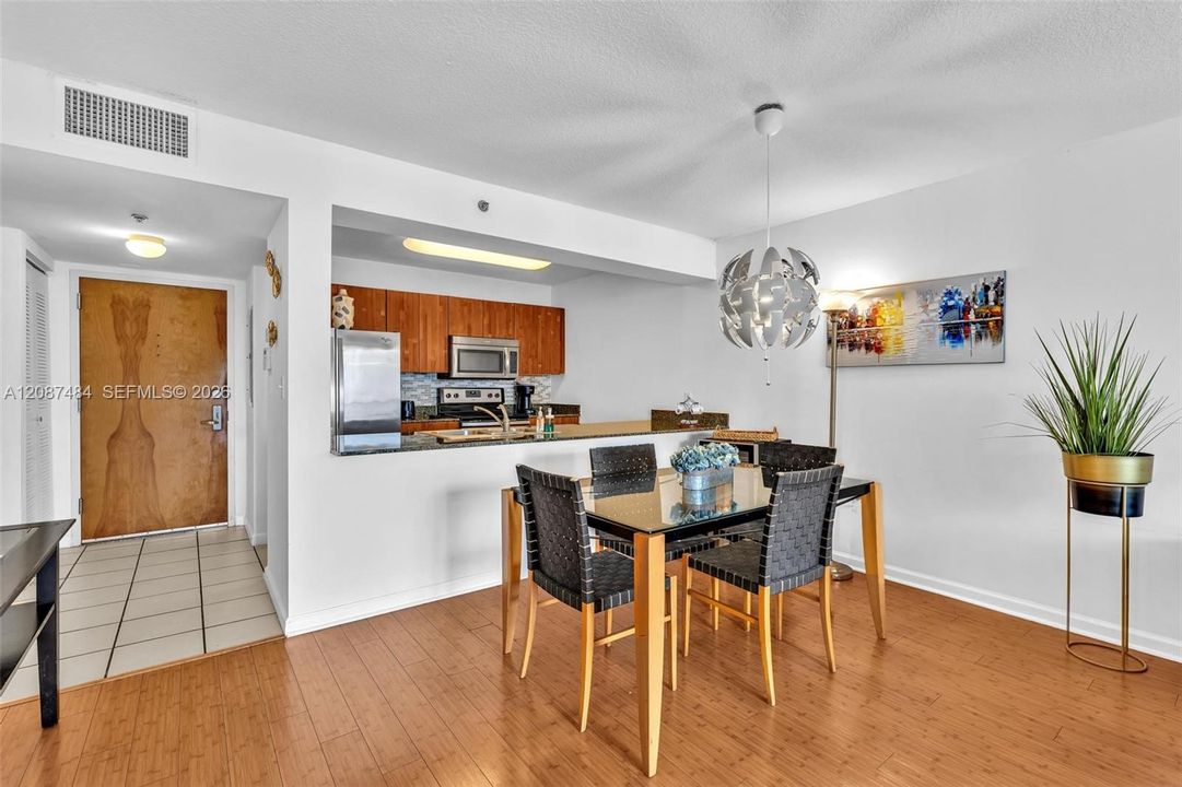 For Sale: $510,000 (1 beds, 1 baths, 825 Square Feet)