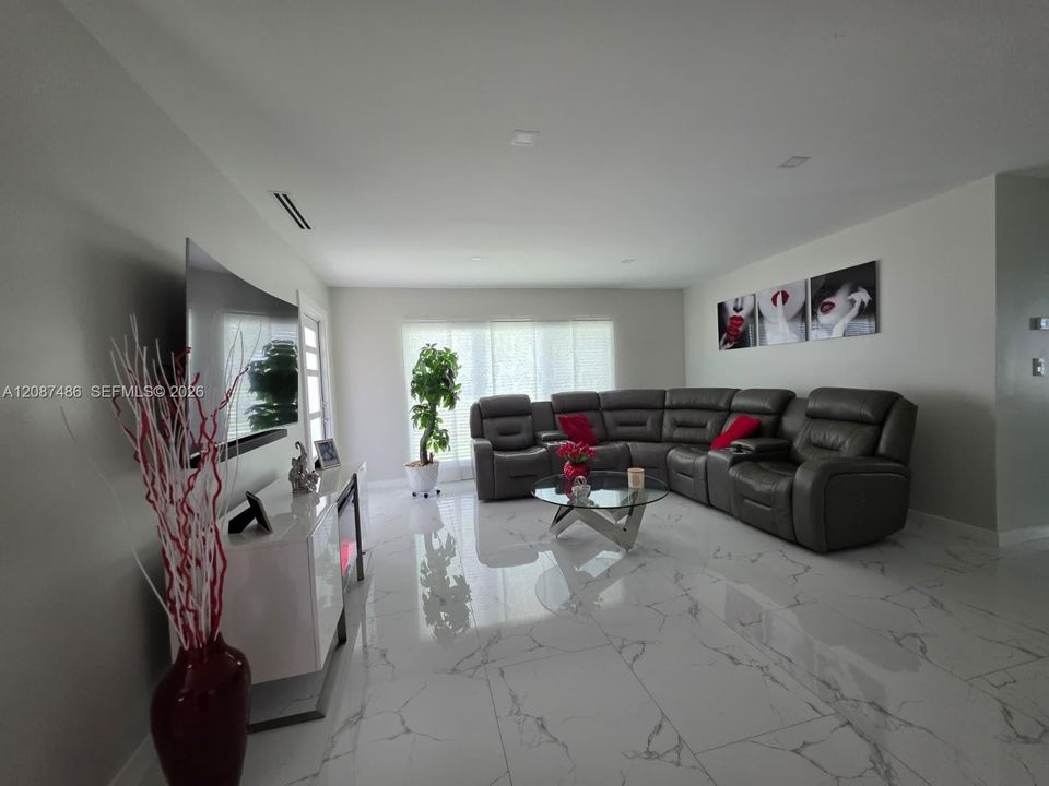 На продажу: $325,000 (2 спален, 1 ванн, 936 Квадратных фут)