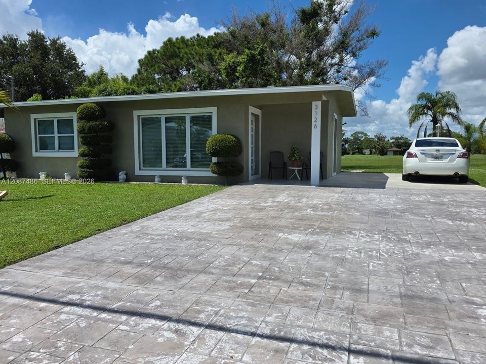 На продажу: $325,000 (2 спален, 1 ванн, 936 Квадратных фут)