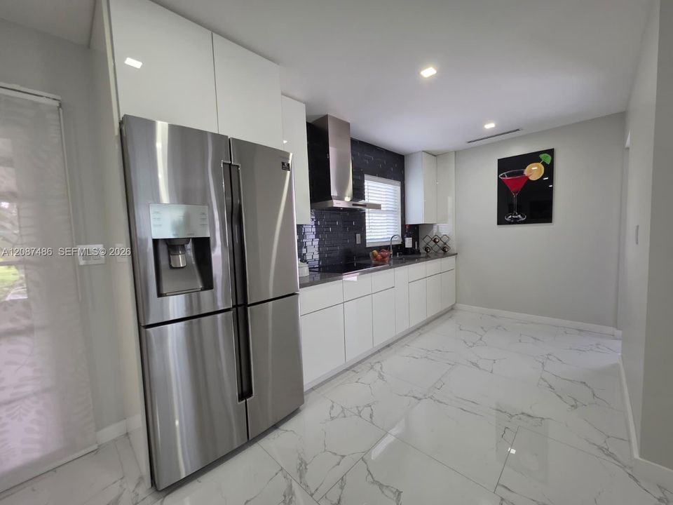 На продажу: $325,000 (2 спален, 1 ванн, 936 Квадратных фут)