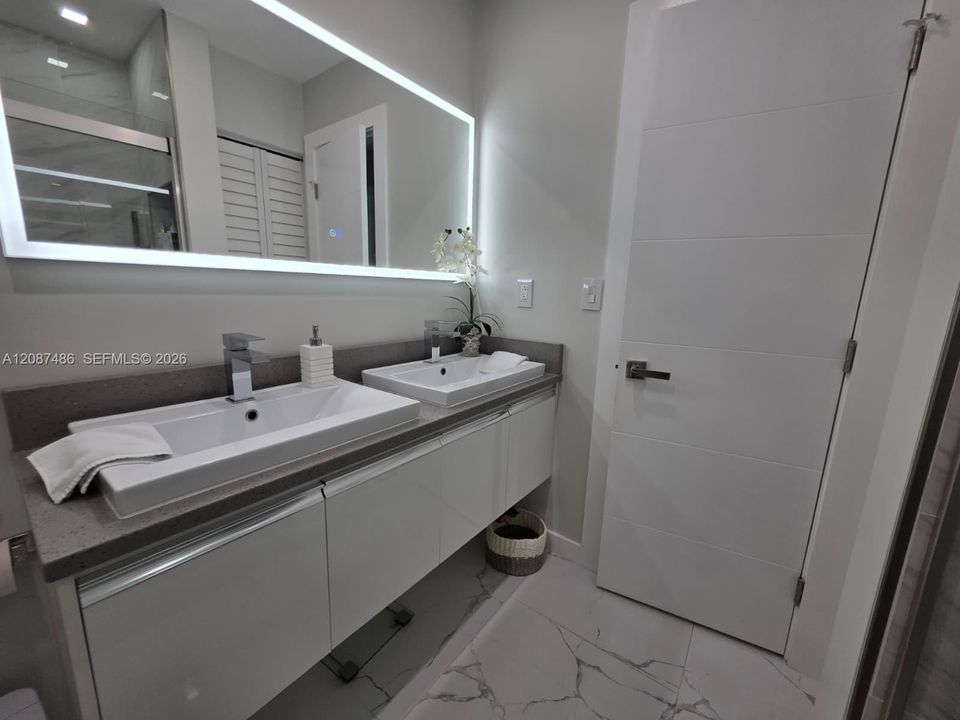 На продажу: $325,000 (2 спален, 1 ванн, 936 Квадратных фут)
