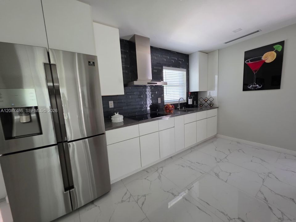 На продажу: $325,000 (2 спален, 1 ванн, 936 Квадратных фут)