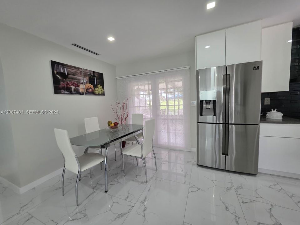 На продажу: $325,000 (2 спален, 1 ванн, 936 Квадратных фут)