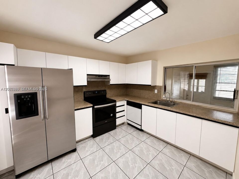 For Rent: $2,200 (2 beds, 2 baths, 1112 Square Feet)