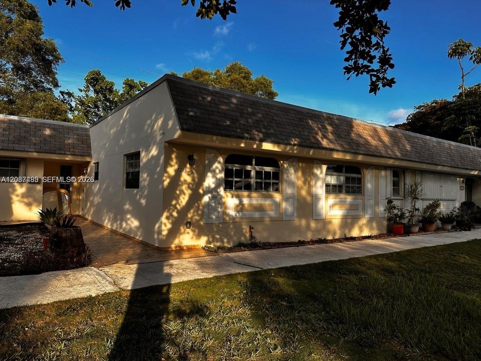 For Rent: $2,200 (2 beds, 2 baths, 1112 Square Feet)
