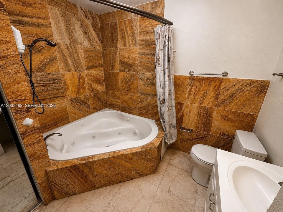 For Rent: $2,200 (2 beds, 2 baths, 1112 Square Feet)