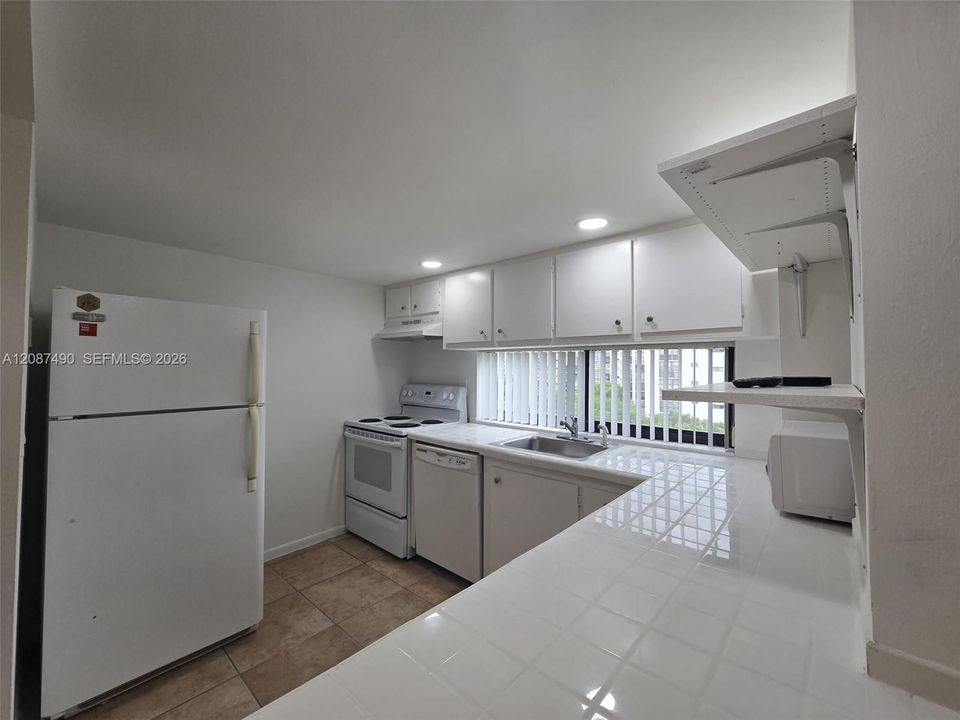 For Rent: $1,950 (1 beds, 1 baths, 767 Square Feet)