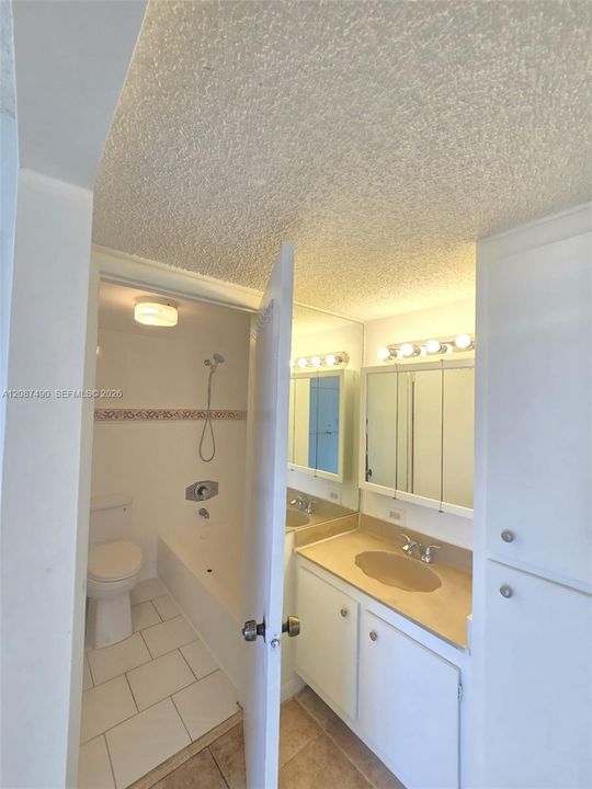 For Rent: $1,950 (1 beds, 1 baths, 767 Square Feet)