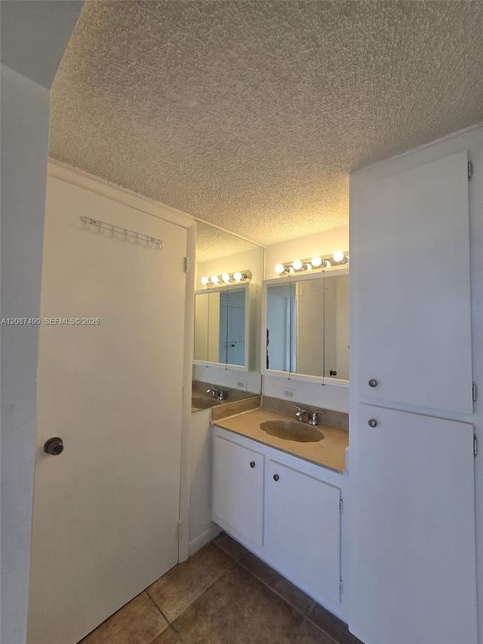 For Rent: $1,950 (1 beds, 1 baths, 767 Square Feet)