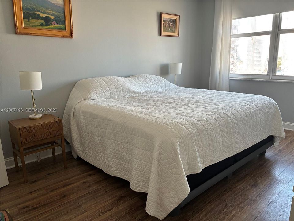 For Sale: $299,000 (1 beds, 1 baths, 870 Square Feet)