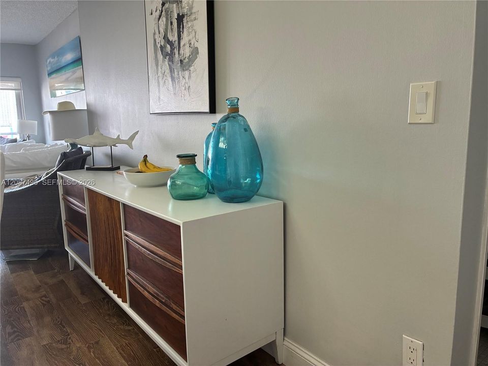For Sale: $299,000 (1 beds, 1 baths, 870 Square Feet)